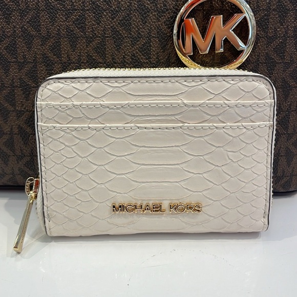 Michael Kors Women Medium Zip Around Card Case Coin Pouch Wallet Light Cream
NWT - Picture 8 of 16